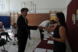 Bizonyítványosztás a gimnáziumban